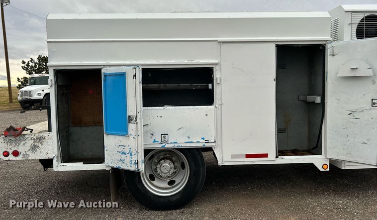 image for item KH9647 2003 International 4400  utility / service truck