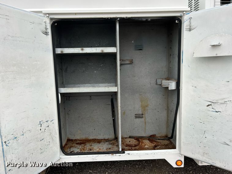 image for item KH9647 2003 International 4400  utility / service truck