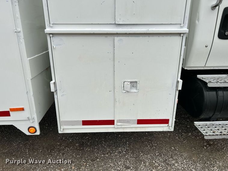 image for item KH9647 2003 International 4400  utility / service truck