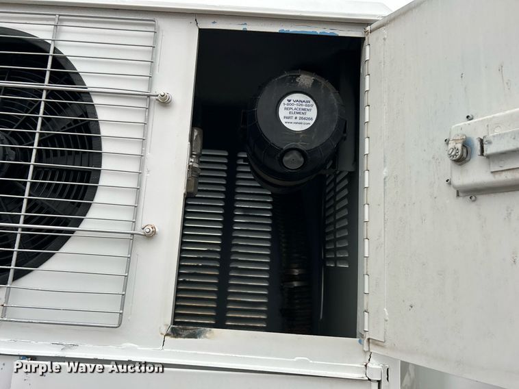 image for item KH9647 2003 International 4400  utility / service truck