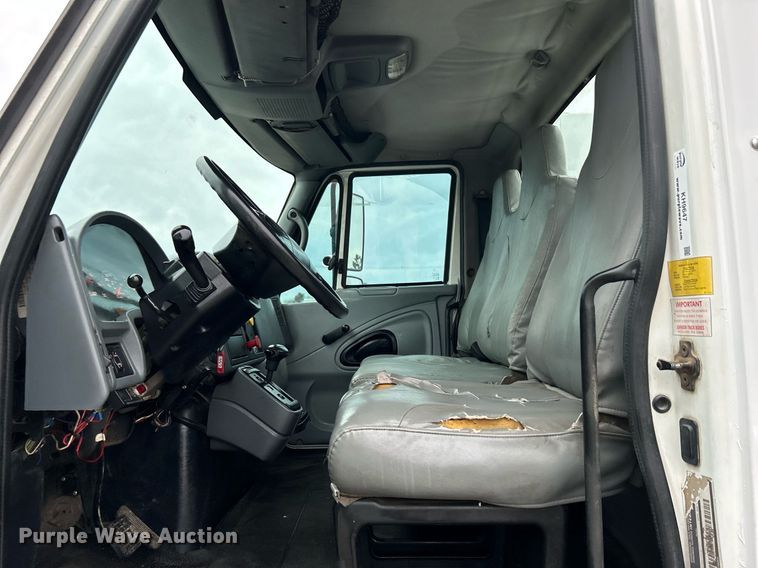 image for item KH9647 2003 International 4400  utility / service truck