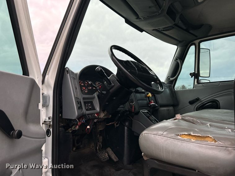 image for item KH9647 2003 International 4400  utility / service truck