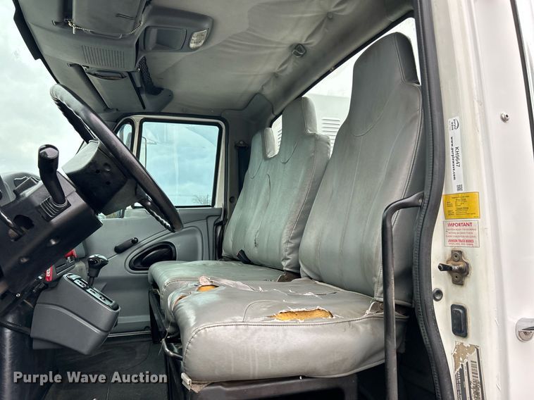 image for item KH9647 2003 International 4400  utility / service truck