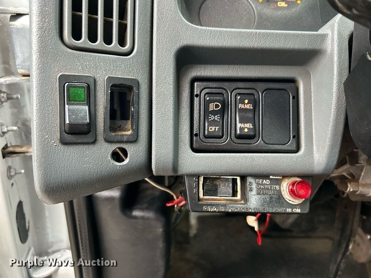 image for item KH9647 2003 International 4400  utility / service truck