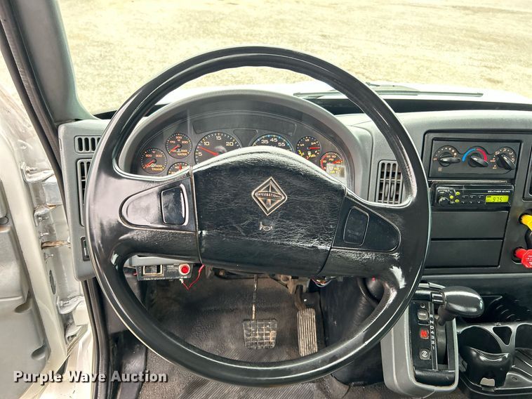 image for item KH9647 2003 International 4400  utility / service truck