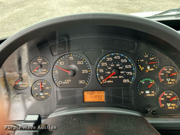 image for item KH9647 2003 International 4400  utility / service truck