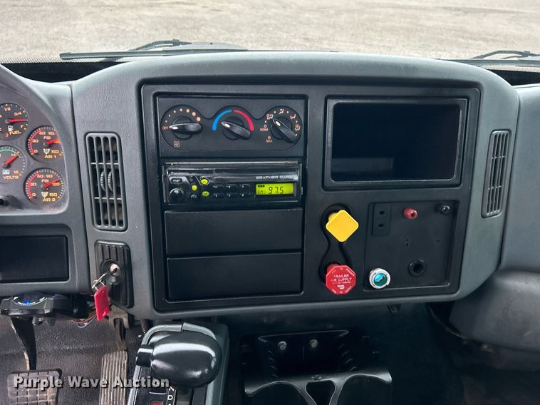 image for item KH9647 2003 International 4400  utility / service truck