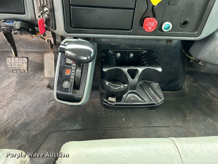 image for item KH9647 2003 International 4400  utility / service truck