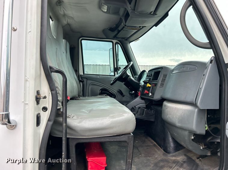 image for item KH9647 2003 International 4400  utility / service truck