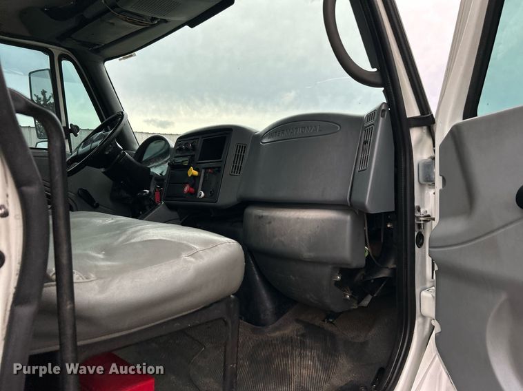 image for item KH9647 2003 International 4400  utility / service truck