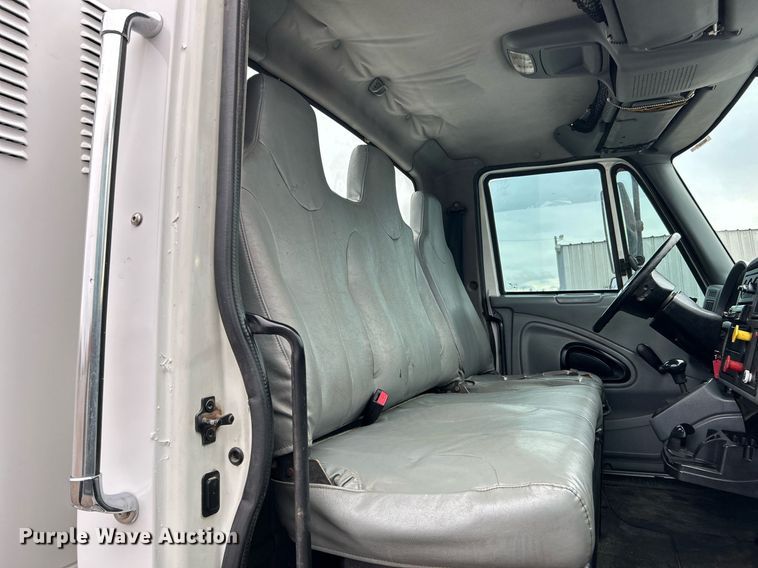 image for item KH9647 2003 International 4400  utility / service truck