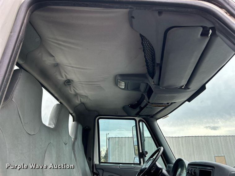 image for item KH9647 2003 International 4400  utility / service truck