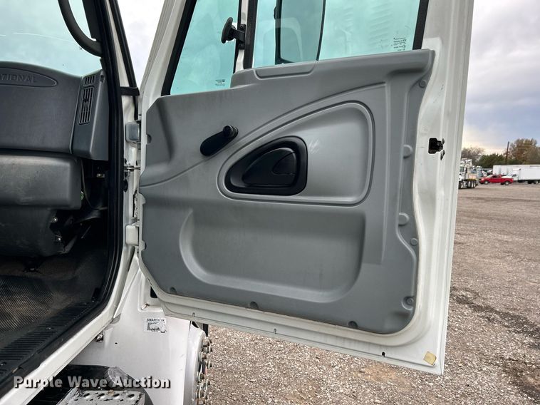 image for item KH9647 2003 International 4400  utility / service truck