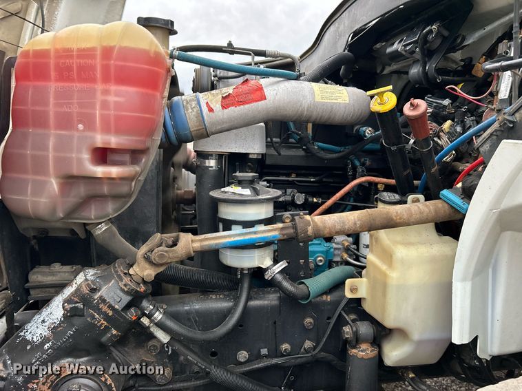 image for item KH9647 2003 International 4400  utility / service truck