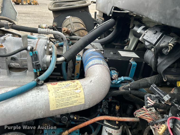 image for item KH9647 2003 International 4400  utility / service truck