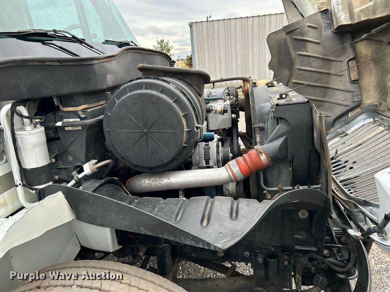 image for item KH9647 2003 International 4400  utility / service truck