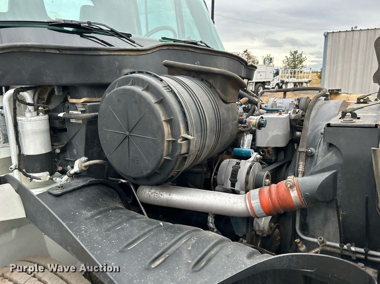 image for item KH9647 2003 International 4400  utility / service truck