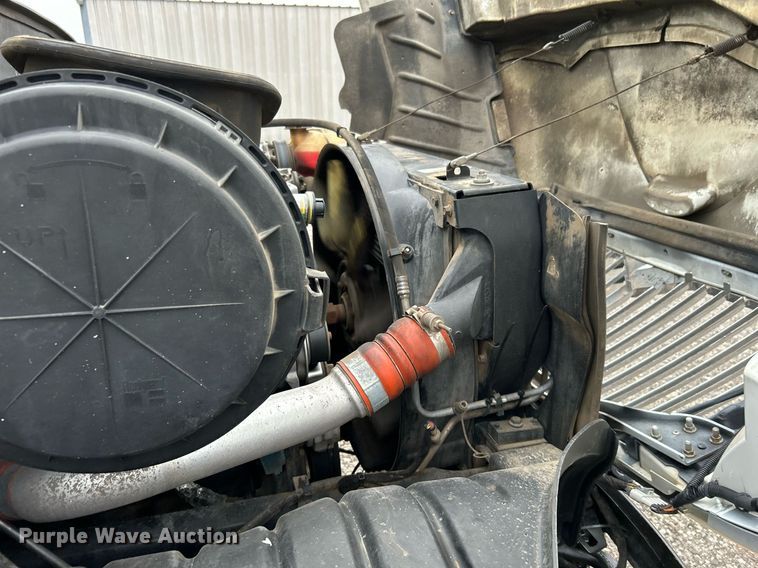 image for item KH9647 2003 International 4400  utility / service truck