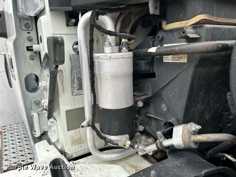 image for item KH9647 2003 International 4400  utility / service truck