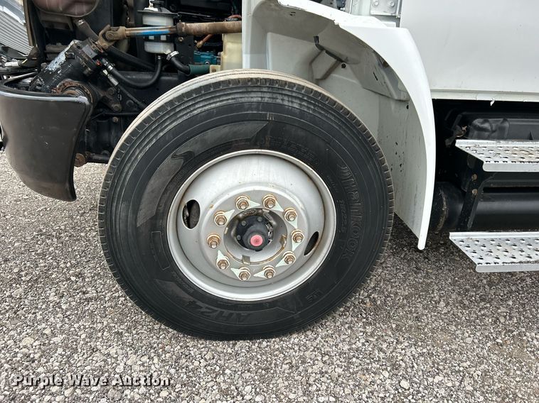 image for item KH9647 2003 International 4400  utility / service truck