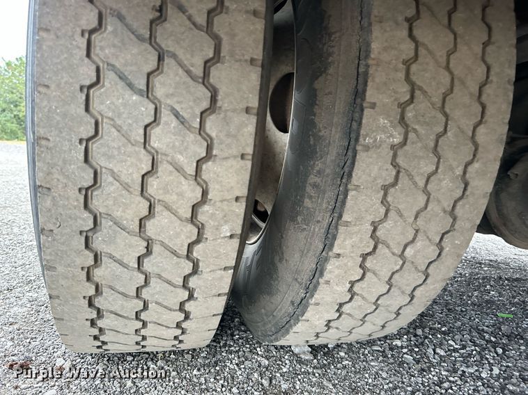 image for item KH9647 2003 International 4400  utility / service truck