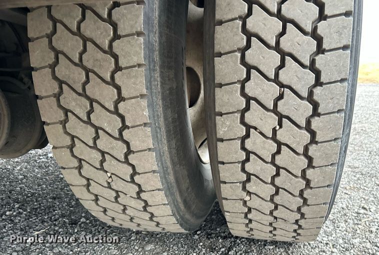 image for item KH9647 2003 International 4400  utility / service truck