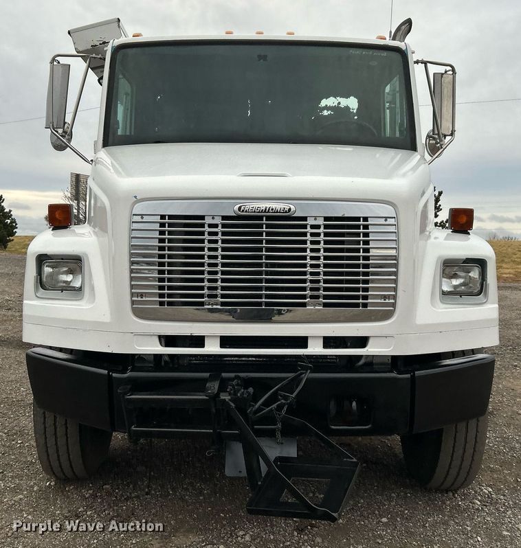 image for item KH9648 2003 Freightliner FL70  utility / service truck