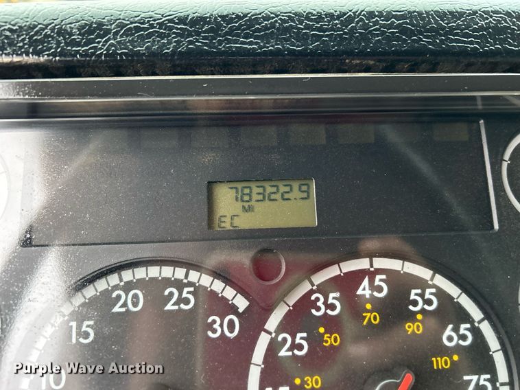 image for item KH9648 2003 Freightliner FL70  utility / service truck