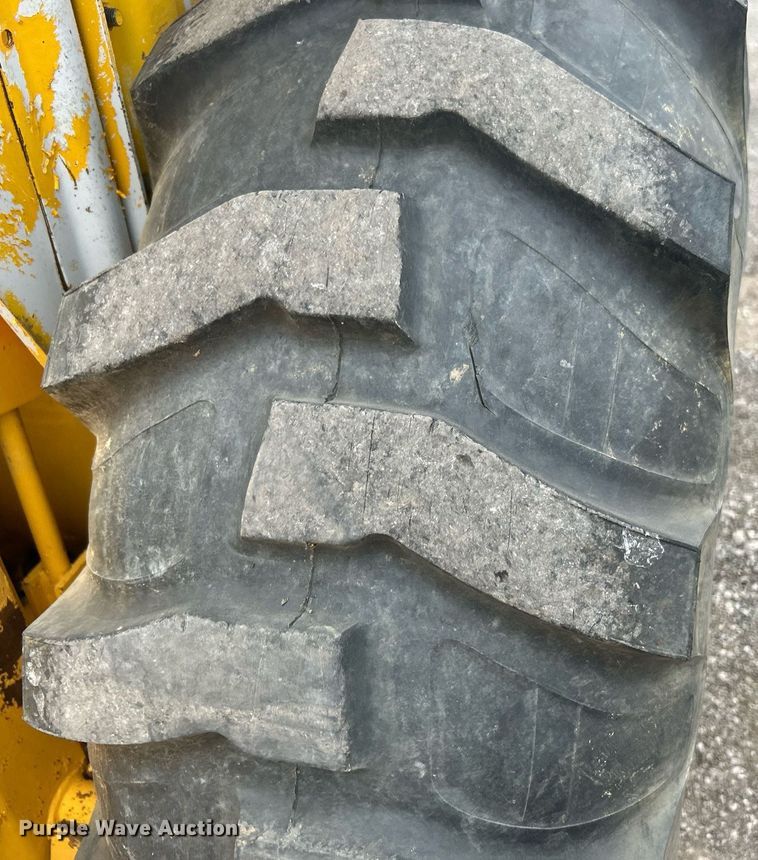 image for item KH9650 Ford 420  backhoe