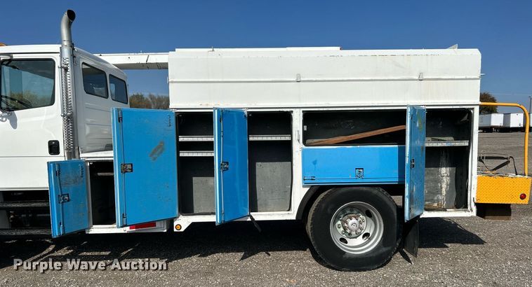 image for item KH9654 2000 Freightliner FL70  utility / service truck