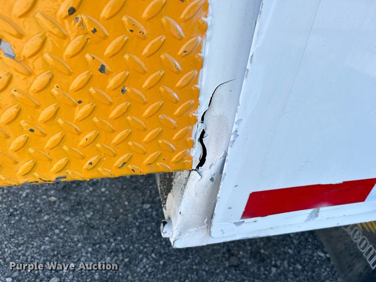 image for item KH9654 2000 Freightliner FL70  utility / service truck