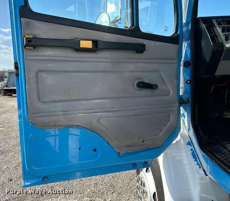 image for item KH9654 2000 Freightliner FL70  utility / service truck