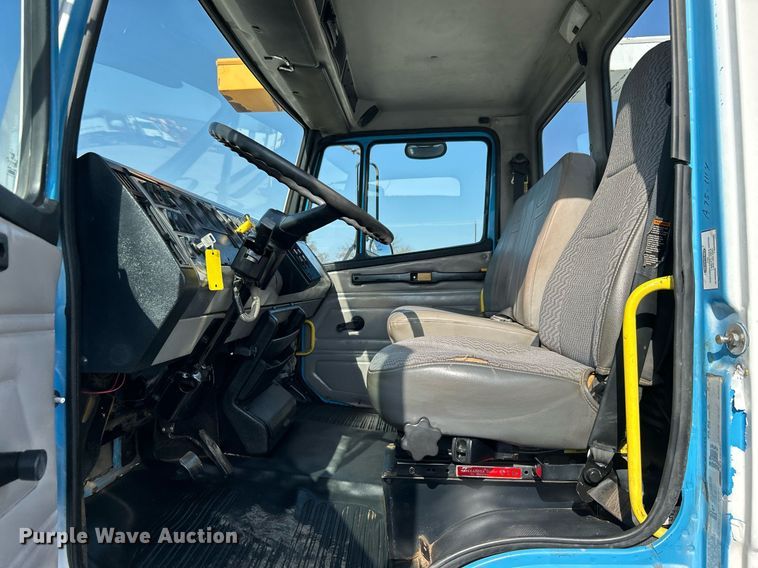 image for item KH9654 2000 Freightliner FL70  utility / service truck