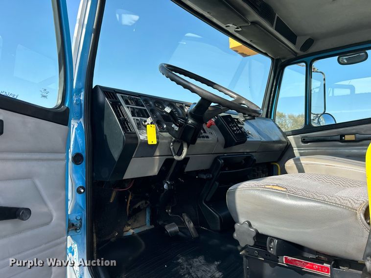 image for item KH9654 2000 Freightliner FL70  utility / service truck