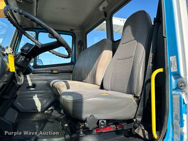 image for item KH9654 2000 Freightliner FL70  utility / service truck