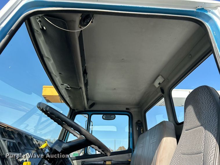 image for item KH9654 2000 Freightliner FL70  utility / service truck