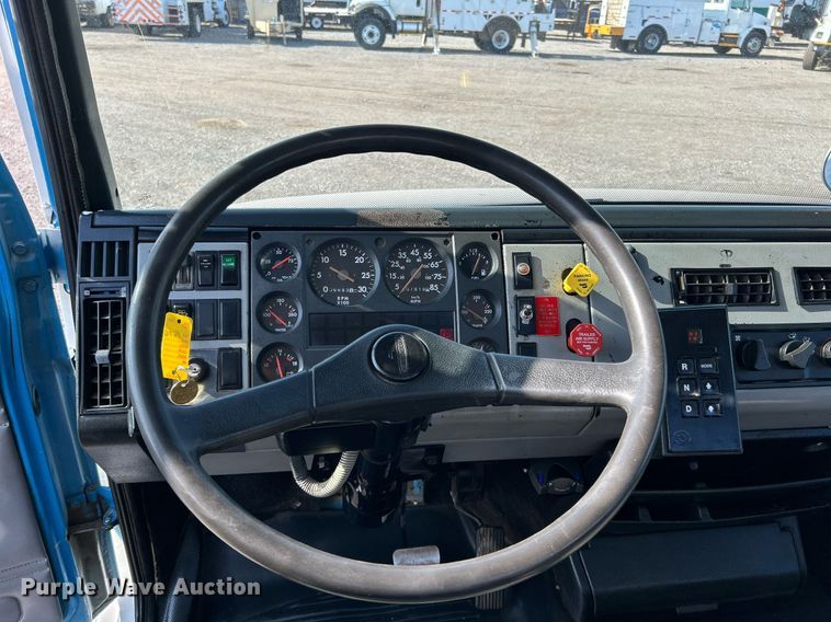 image for item KH9654 2000 Freightliner FL70  utility / service truck