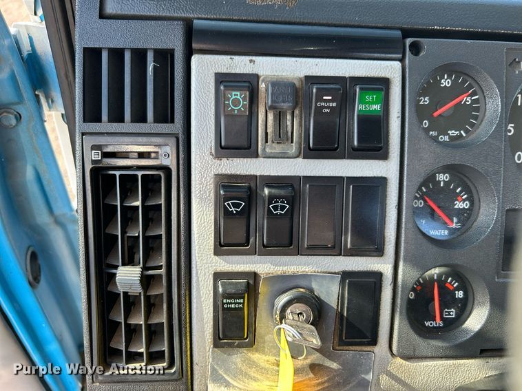 image for item KH9654 2000 Freightliner FL70  utility / service truck