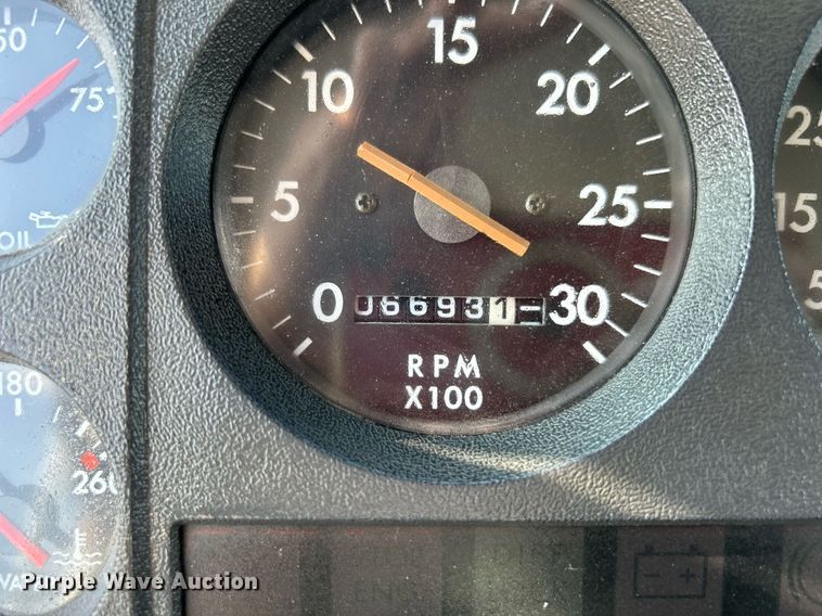 image for item KH9654 2000 Freightliner FL70  utility / service truck