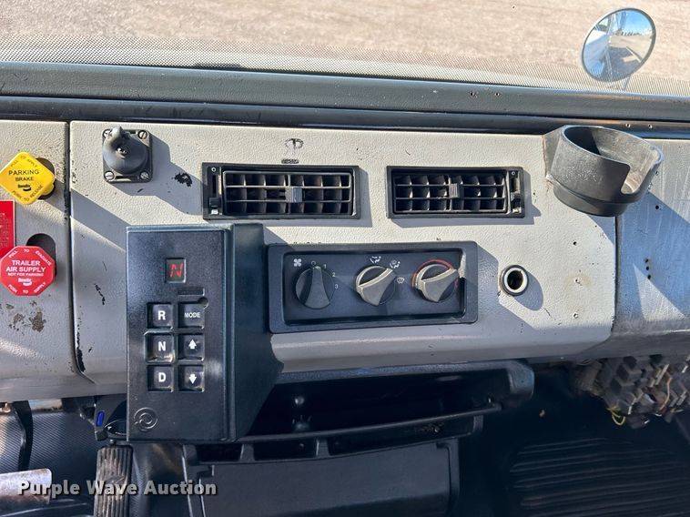 image for item KH9654 2000 Freightliner FL70  utility / service truck