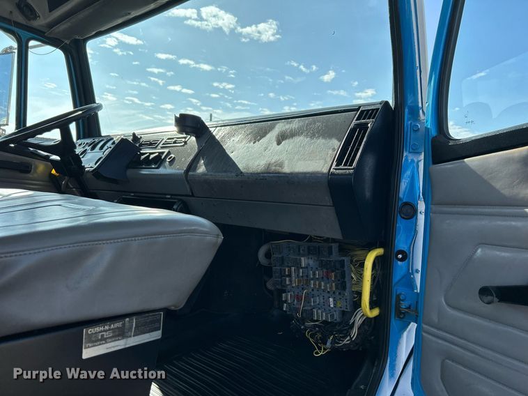 image for item KH9654 2000 Freightliner FL70  utility / service truck