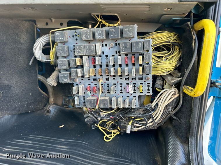 image for item KH9654 2000 Freightliner FL70  utility / service truck