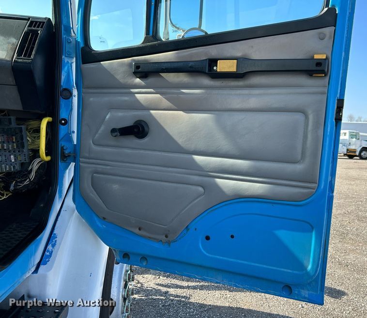 image for item KH9654 2000 Freightliner FL70  utility / service truck