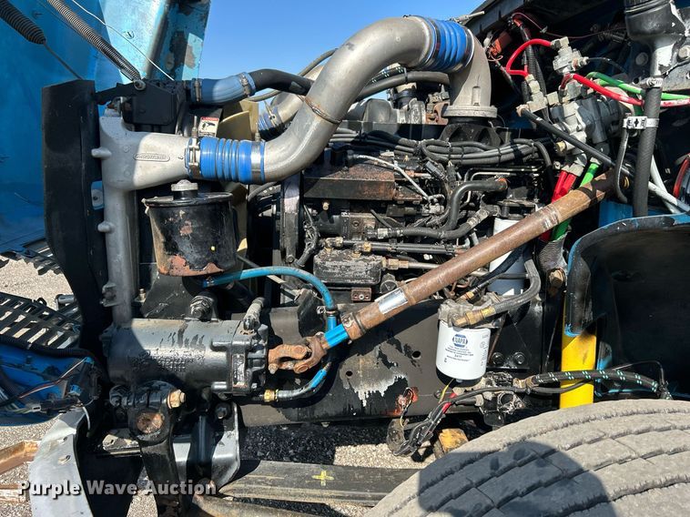 image for item KH9654 2000 Freightliner FL70  utility / service truck