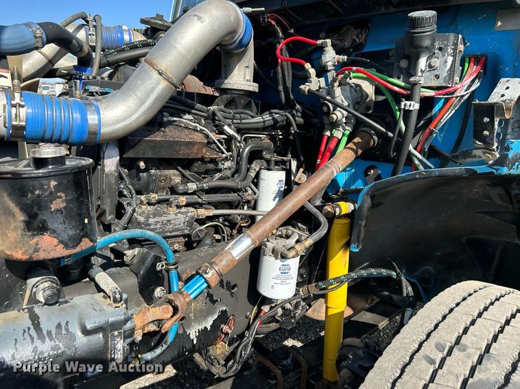 image for item KH9654 2000 Freightliner FL70  utility / service truck