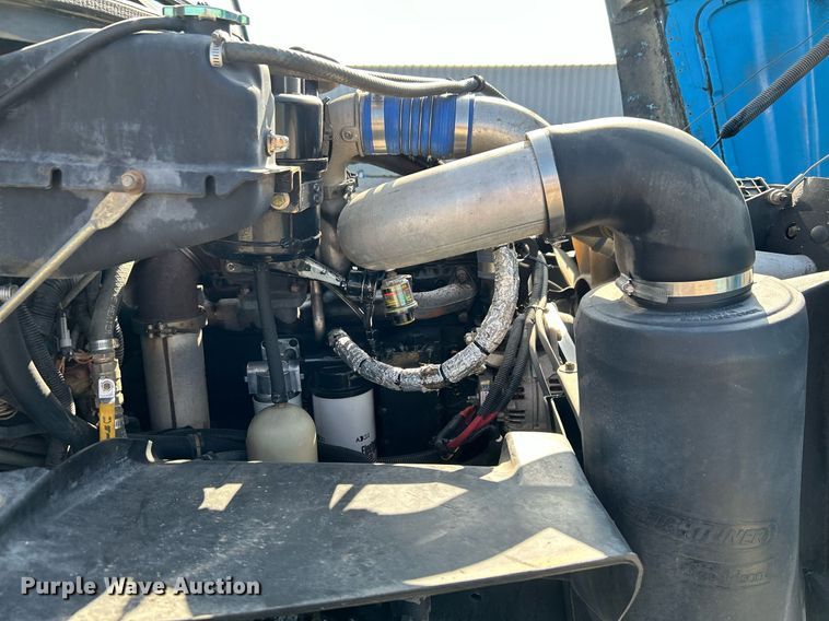 image for item KH9654 2000 Freightliner FL70  utility / service truck