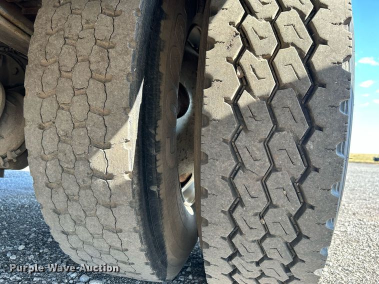 image for item KH9654 2000 Freightliner FL70  utility / service truck