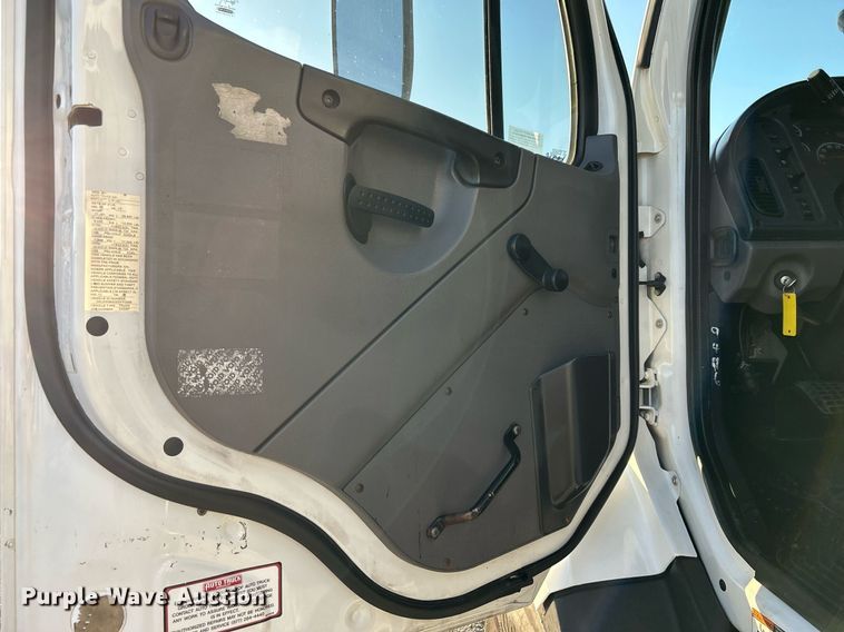 image for item KH9660 2013 Freightliner 108SD  utility / service truck