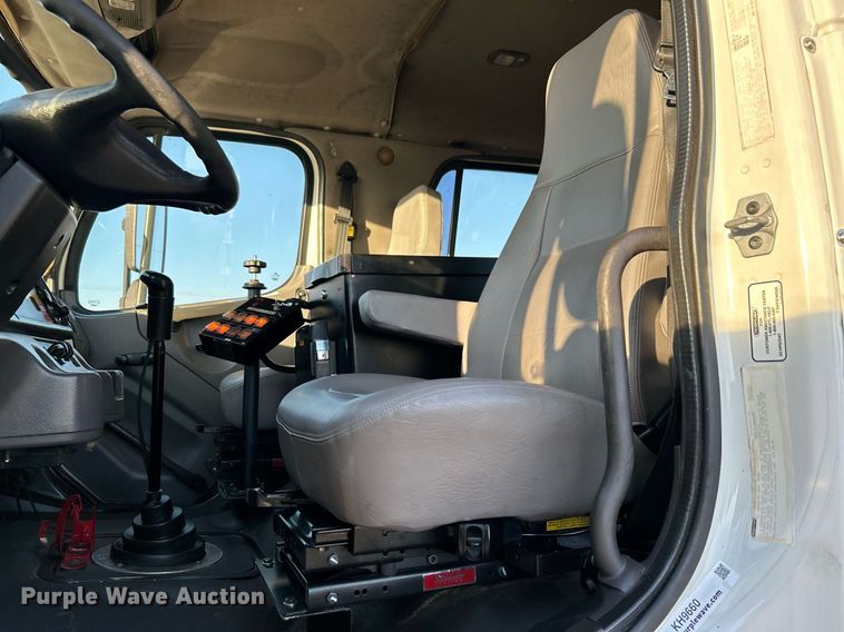 image for item KH9660 2013 Freightliner 108SD  utility / service truck