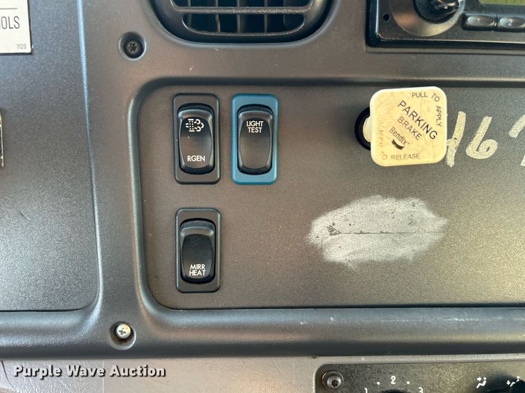 image for item KH9660 2013 Freightliner 108SD  utility / service truck